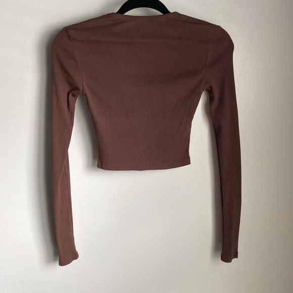 Meshki Caroline Long Sleeve Ribbed Fitted Cropped Top ( size XXS ) - Picture 3 of 5